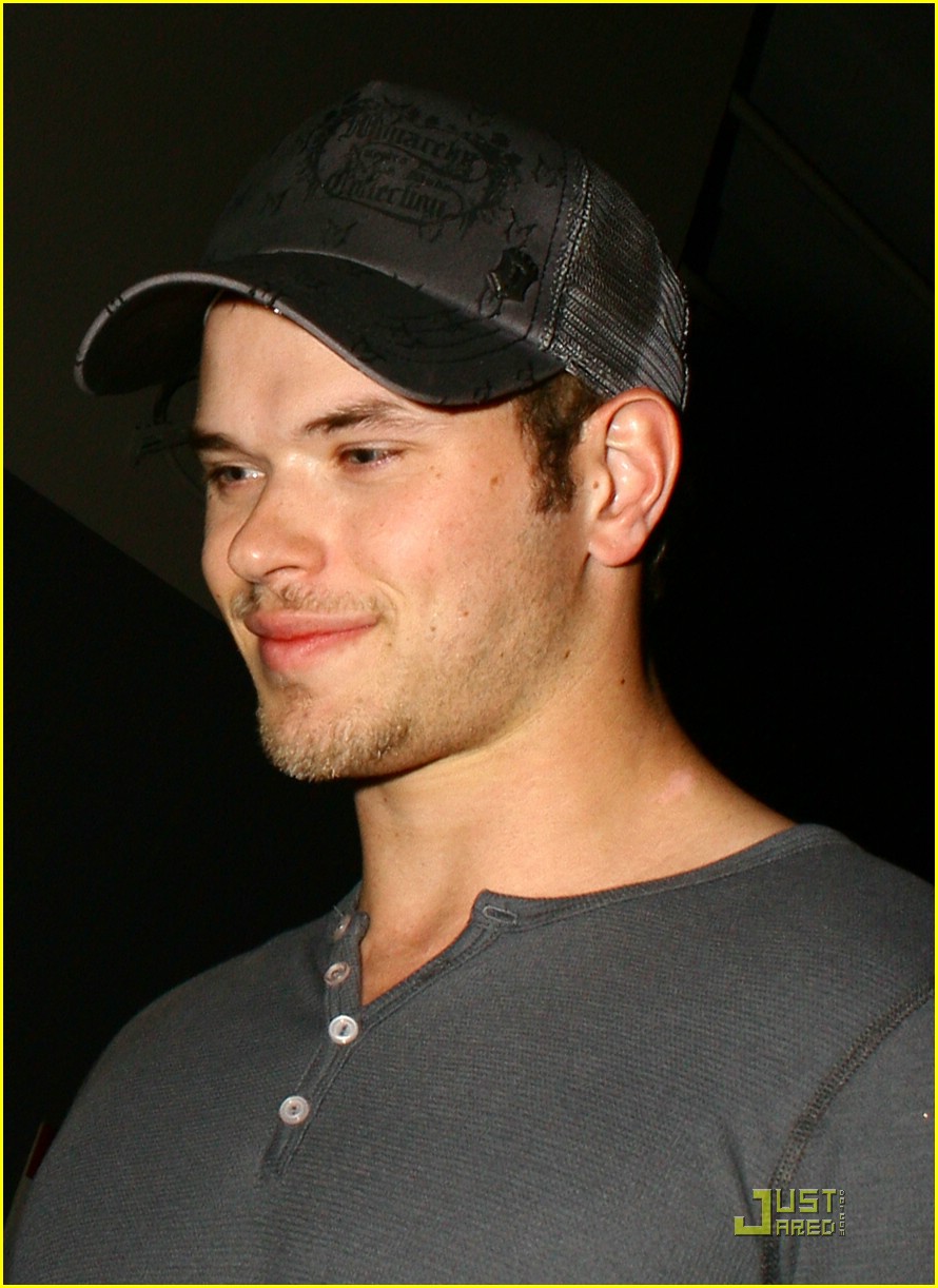ashley-greene-kellan-lutz-hollywood-hot-03.jpg