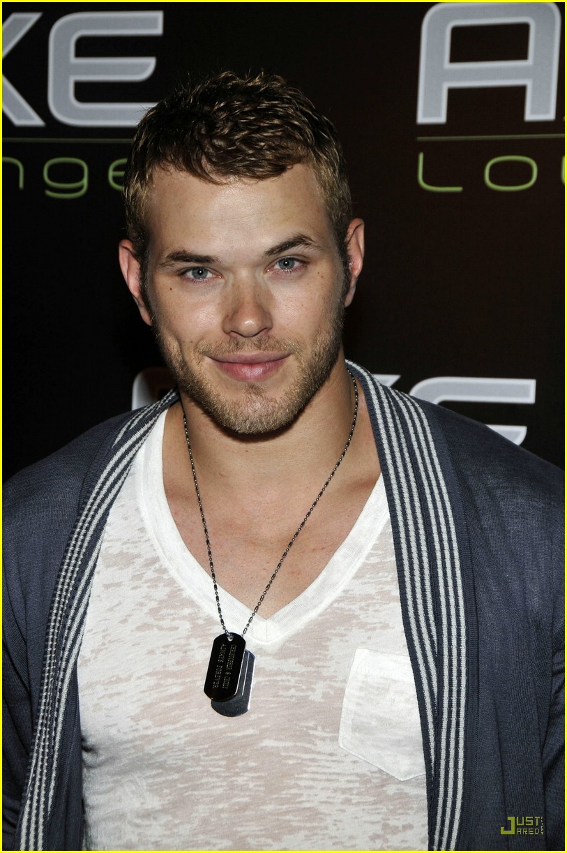 kellan-lutz-at-axe-lounge1.jpg